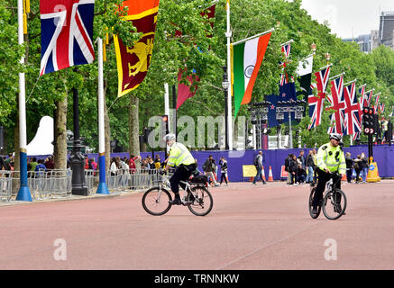 London, England, UK. Die Metropolitan Police Officers auf Fahrrädern in der Mall Stockfoto