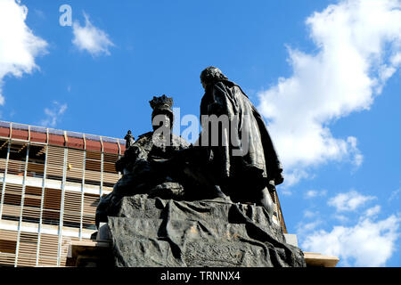 Die Königin Isabella und Christopher Kolumbus Denkmal auf der Plaza Isabel La Catolica, in Granada, Spanien an einem sonnigen Tag mit Wolken. Stockfoto