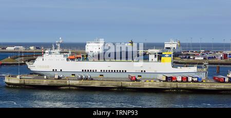 Zeebrugge, Belgien - 29 April 2019: CLDN RO-RO-SA Schöllkraut Ro-Ro-Fracht Ankunft in Port Stockfoto