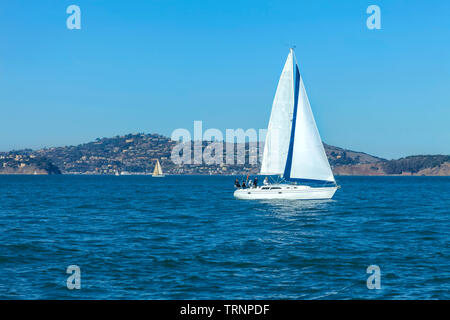 Segeln die Bucht von San Francisco, San Francisco, CA - 10. Dezember 2017: Das Bild ist von einem Segelboot Segeln in der Bucht von San Francisco, in der Nähe der Marina Distric Stockfoto