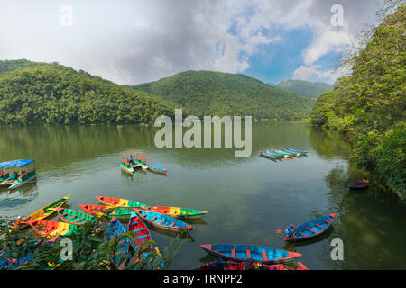 Phewa-see ein bewölkter Tag und Holz Farbe Boote in Phewa-see Pokhara Nepal Stockfoto