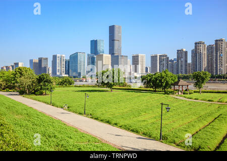 Stadtbild und die Skyline von Fuzhou, von Grün im Park gesehen, Fuzhou, China Stockfoto