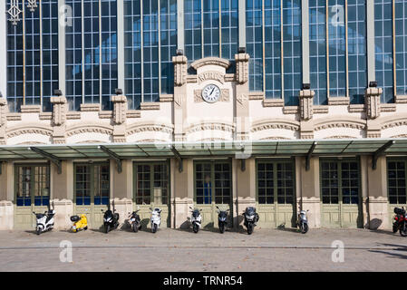 Barcelona, Spanien - 19. Januar 2019: Busbahnhof Estació del Nord (' Barcelona Nord' oder 'Nord Estacio") in der Nähe des Denkmals "Arc de Triomf" in Barcelona. Stockfoto