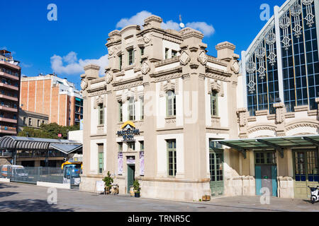 Barcelona, Spanien - 19. Januar 2019: Busbahnhof Estació del Nord (' Barcelona Nord' oder 'Nord Estacio") in der Nähe des Denkmals "Arc de Triomf" in Barcelona. Stockfoto