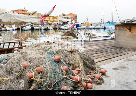 Boote und Fischernetze in Reifen Hafen am frühen Morgen, Reifen, Libanon Stockfoto