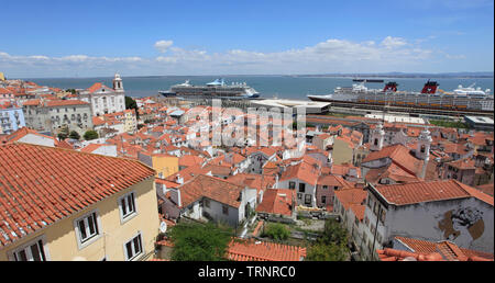 Portugal, Lissabon, Alfama, Panoramablick, Kreuzfahrtschiffe, Stockfoto