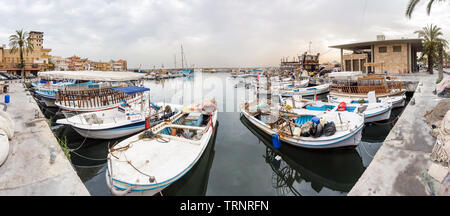 Boote im Hafen am frühen Morgen Reifen, Reifen, Libanon Stockfoto