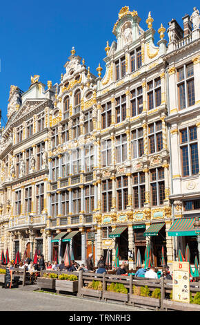 Brüssel Grand Place Brüssel verzierten Giebel an Gildenhalle mit Geschäften und Cafés in der Grand Place Brüssel Stadtzentrum Brüssel Belgien Eu Europa Stockfoto