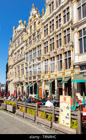 Brüssel Grand Place Brüssel verzierten Giebel an Gildenhalle mit Geschäften und Cafés in der Grand Place Brüssel Stadtzentrum Brüssel Belgien Eu Europa Stockfoto