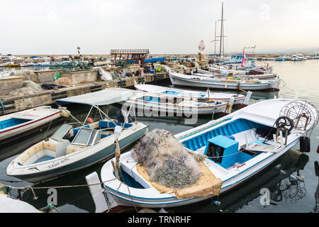 Boote und Fischernetze in Reifen Hafen am frühen Morgen, Reifen, Libanon Stockfoto