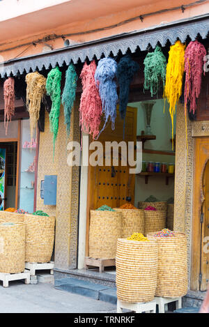 Gefärbten Trauben aus Wolle aufhängen zum Trocknen in der dyers Souk von Marrakesch, Marokko Stockfoto