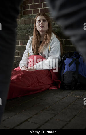 Gefährdete Teenager-Mädchen auf der Straße schlafen Stockfoto