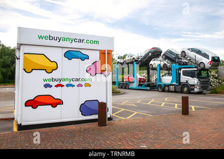 Wir kaufen jedes Auto Zeichen; Handelsbüro Logo, Abholung und Lieferungen, Parkplatz und Abholfahrzeug, Southport. VEREINIGTES KÖNIGREICH Stockfoto