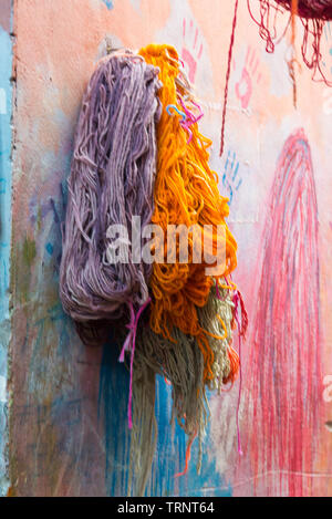 Gefärbten Trauben aus Wolle aufhängen zum Trocknen in der dyers Souk von Marrakesch, Marokko Stockfoto