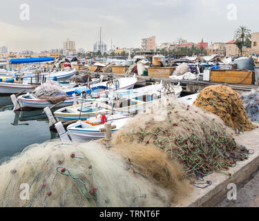 Boote und Fischernetze in Reifen Hafen am frühen Morgen, Reifen, Libanon Stockfoto