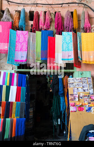 Gefärbten Trauben aus Wolle aufhängen zum Trocknen in der dyers Souk von Marrakesch, Marokko Stockfoto