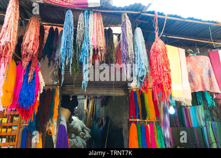 Gefärbten Trauben aus Wolle aufhängen zum Trocknen in der dyers Souk von Marrakesch, Marokko Stockfoto