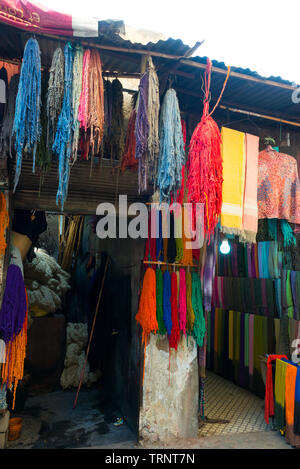 Gefärbten Trauben aus Wolle aufhängen zum Trocknen in der dyers Souk von Marrakesch, Marokko Stockfoto