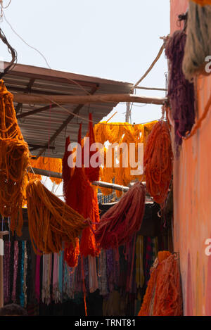 Gefärbten Trauben aus Wolle aufhängen zum Trocknen in der dyers Souk von Marrakesch, Marokko Stockfoto