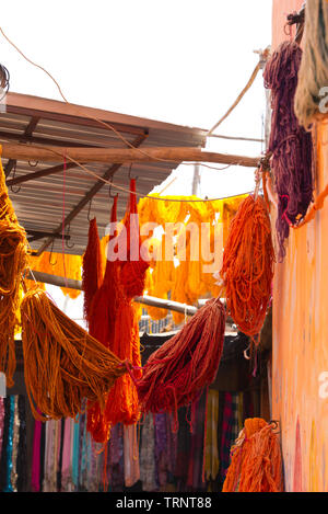 Gefärbten Trauben aus Wolle aufhängen zum Trocknen in der dyers Souk von Marrakesch, Marokko Stockfoto