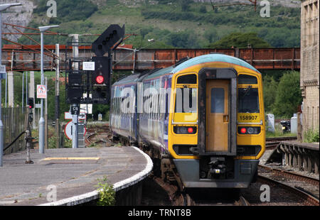 Zwei Klasse 158 Express sprinter dmu im Norden livery verlassen 2 in Carnforth Bahnhof mit Personenzug Montag, den 10. Juni 2019. Stockfoto