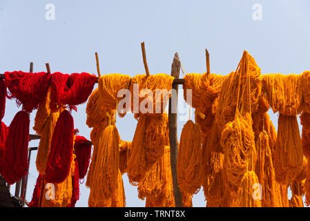 Gefärbten Trauben aus Wolle aufhängen zum Trocknen in der dyers Souk von Marrakesch, Marokko Stockfoto