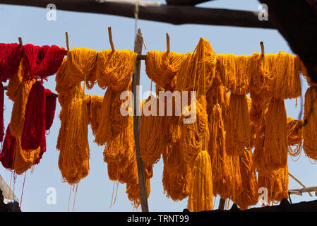 Gefärbten Trauben aus Wolle aufhängen zum Trocknen in der dyers Souk von Marrakesch, Marokko Stockfoto