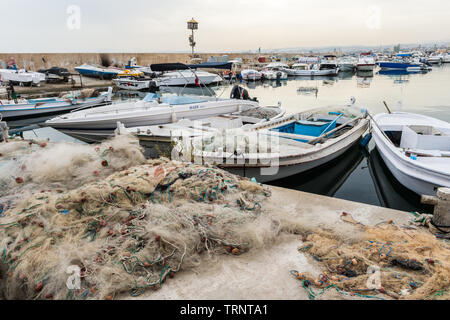 Boote und Fischernetze in Reifen Hafen am frühen Morgen, Reifen, Libanon Stockfoto