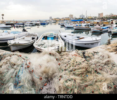 Boote und Fischernetze in Reifen Hafen am frühen Morgen, Reifen, Libanon Stockfoto