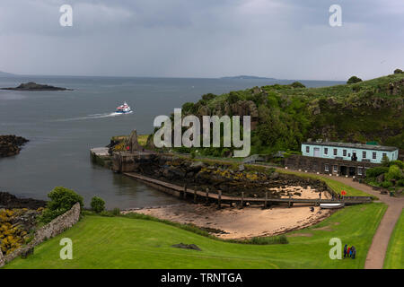 Samstag, 8. Juni 2019: inchcolm Insel in der Firth-of-Forth, Schottland. Der Blick von oben auf die Abtei Stockfoto