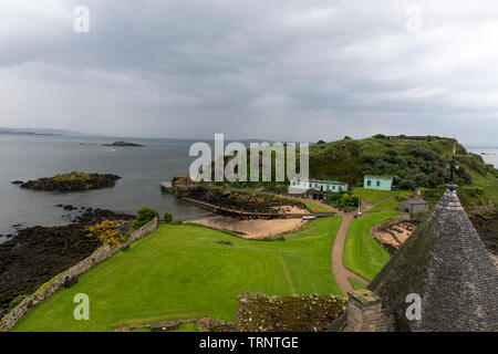 Samstag, 8. Juni 2019: inchcolm Insel in der Firth-of-Forth, Schottland. Der Blick von oben auf die Abtei Stockfoto