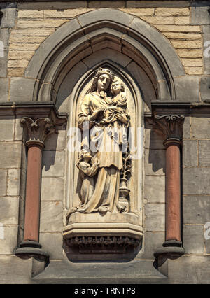 Eine Statue der Madonna mit Kind in einer Nische des Hl. Wilfrid's 19 Römisch-katholische Kirche in York. Es gibt zwei Spalten auf beiden Seiten. Stockfoto