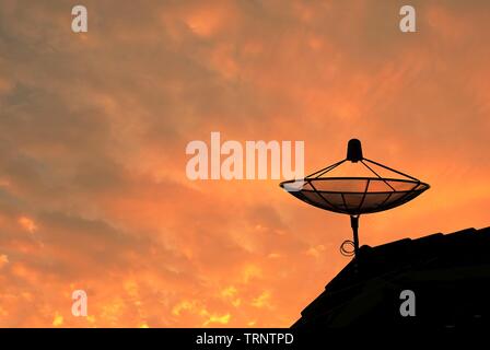 Parabel Satellitenschüssel Empfänger gegen auf blauen Himmel für Kommunikation und Medien Industrie, als Symbol für die globale Kommunikation. Stockfoto