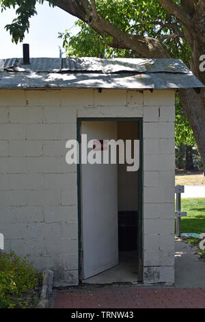 Toiletten in Apple Orchard Stockfoto