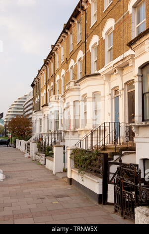 Häuser auf Queenstown Road, Battersea in London, England Stockfoto