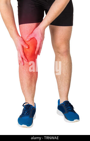 Nahaufnahme der kaukasischen Mann athletische Beine Gefühl Knieschmerzen aus Übung auf weißem Hintergrund. Sportler leiden Muskelkrämpfe. Sport Trauma Stockfoto