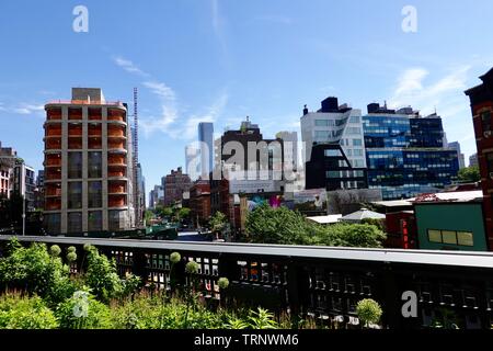 Skyline aus dem öffentlichen Park gesehen, konvertiert Rail linear Park, die High Line, New York, NY, USA Stockfoto