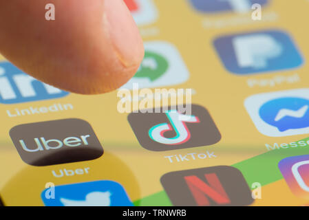 MINNEAPOLIS, Minnesota/USA - April 25, 2019: Person mit Apple i-phone zu drücken und die TikTok app/Zugriff auf Anwendungen Stockfoto