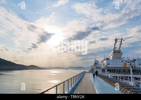 Norwegische Fjorde Kreuzfahrt. Dawn Aussicht auf Stadt und Hafen von Ålesund vom Deck der TUI Kreuzfahrtschiff Marella Explorer, Møre & Romsdal, Sunnmøre, Norwegen Stockfoto