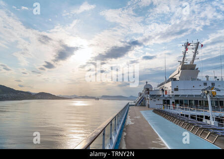 Norwegische Fjorde Kreuzfahrt. Dawn Aussicht auf Stadt und Hafen von Ålesund vom Deck der TUI Kreuzfahrtschiff Marella Explorer, Møre & Romsdal, Sunnmøre, Norwegen Stockfoto