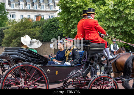 Der Herzog und die Herzogin von Sussex reiten in einer Kutsche entlang der Mall bei Rooping the Color, London, Großbritannien, 2019 Stockfoto