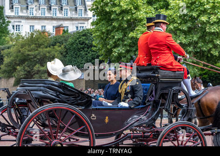 Der Herzog und die Herzogin von Sussex reiten in einer Kutsche entlang der Mall bei Rooping the Color, London, Großbritannien, 2019 Stockfoto