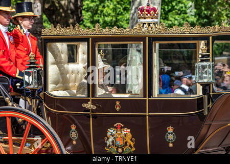 Ihre Majestät die Königin, das Tragen eines Angela Kelly Tweed outfit Reiter in der Schottischen Zustandreisebus entlang der Mall an der Zeremonie die Farbe ,2019 Stockfoto