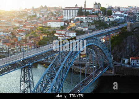 Blick auf Dom Luis I Brücke im historischen Zentrum von Porto - Portugal. Stockfoto