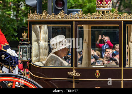 Ihre Majestät die Königin, das Tragen eines Angela Kelly Tweed outfit Reiter in der Schottischen Zustandreisebus entlang der Mall an der Zeremonie die Farbe ,2019 Stockfoto