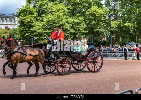 Die Herzogin von Cambridge, die in einer Kutsche mit der Herzogin von Cornwall und dem Herzog und der Herzogin von Sussex bei Trooping the Color, London, UK, 2019 reitet Stockfoto