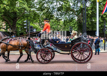 Die Herzogin von Sussex, die in einer Kutsche bei der Trooping the Color Ceremony, London, Großbritannien, 2019, reitet Stockfoto