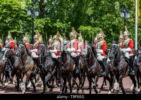 Rettungswächter des Kavallerie-berittenen Regiments auf dem Pferderücken auf der Mall bei der Trooping the Color Ceremony, London, Großbritannien Stockfoto