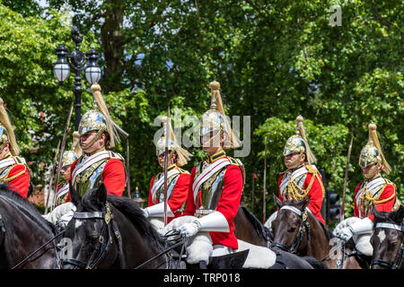 Rettungswächter des Kavallerie-berittenen Regiments auf dem Pferderücken auf der Mall bei der Trooping the Color Ceremony, London, Großbritannien Stockfoto