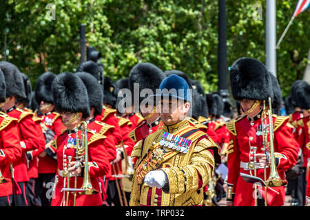 Ein Drum-Major führt die massierten Bands der Guards Division entlang der Mall bei der Trooping the Color Ceremony , London, Großbritannien, Stockfoto